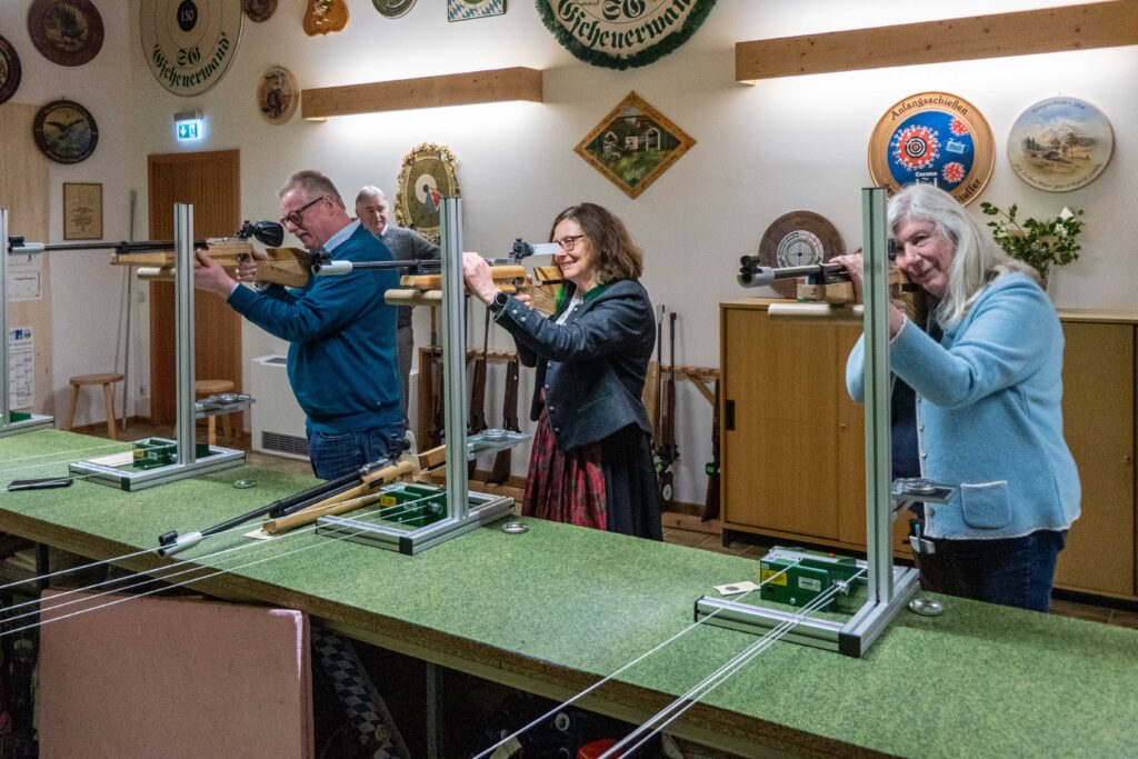 Eröffnung des 13. Vereinspokalschießens der SG Gscheuerwand in Unterwössen mit Bürgermeister Ludwig Entfellner sowie den Schützenmeisterinnen Gabi Daxenberger-Wieland und Sieglinde Stuffer