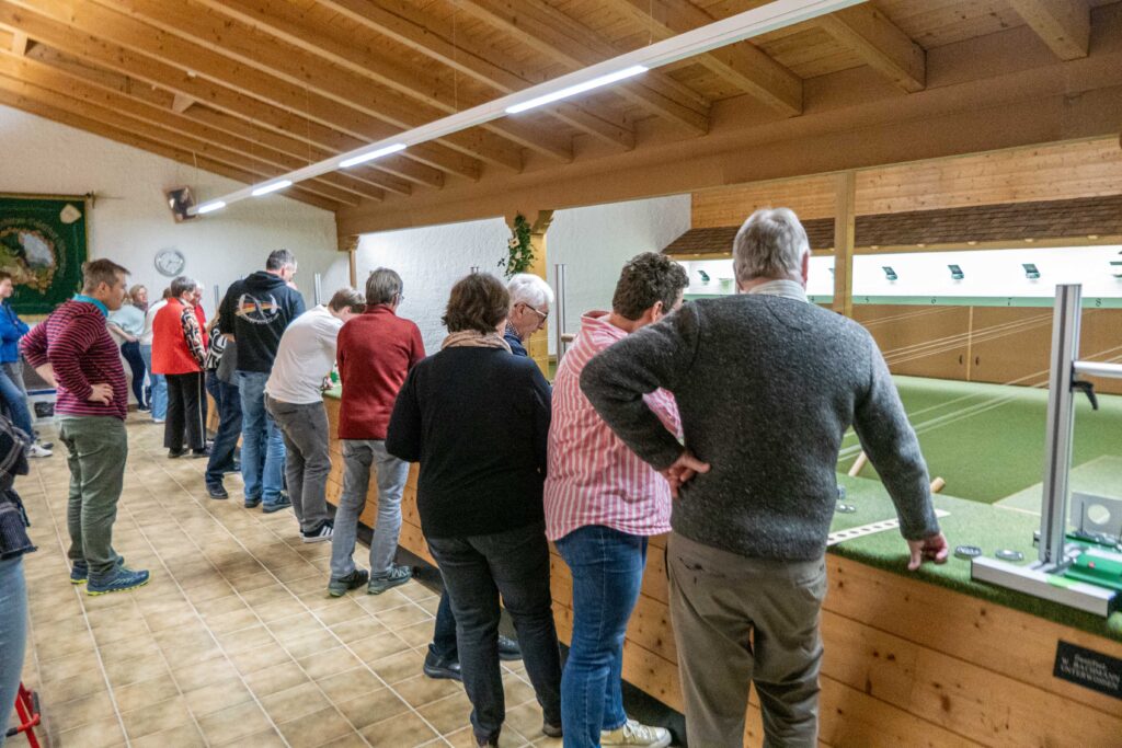 Schützen in einer Reihe am Schießstand beim Vereinspokalschießen der SG Gscheuerwand im Alten Bad in Unterwössen